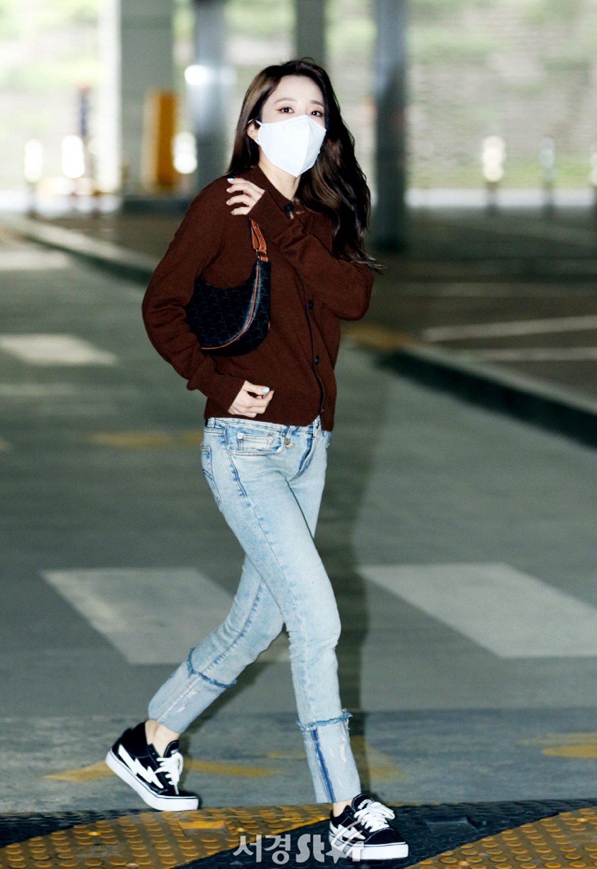 Cuối tháng 5, ca sĩ Sandara Park đi quay show với set đồ cá tính nhưng cổ điển gồm: túi Ava Celine, quần jean xắn gấu, áo cardigan của thương hiệu Acne studios và giày thể thao Vans Revenge X Storm Old Skoo.
