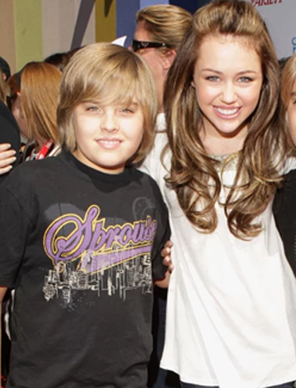 Dylan Sprouse - ngôi sao series The Suite Life of Zack and Cody - từng tiết lộ hẹn hò với Miley Cyrus khi họ mới 11 tuổi. Hai người quen trên phim trường của Disney. Tuy nhiên, mối tình nhanh chóng kết thúc sau khi Miley quen Nick Jonas.