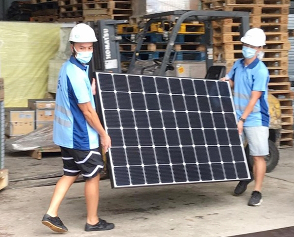 Trần Quốc Phong và Mạc Gia Kiềm được bạn bè giới thiệu tới làm việc tại cảng container. Ảnh: On.