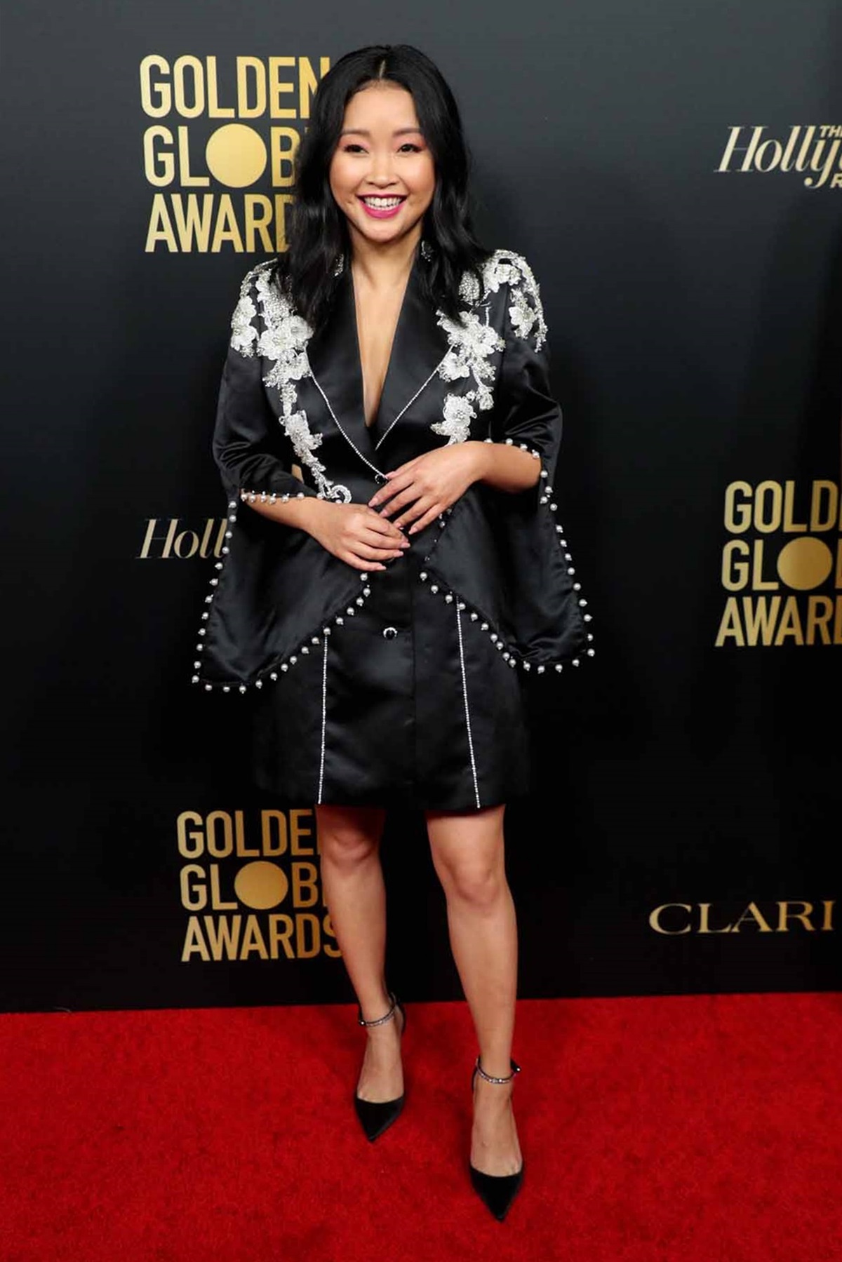 Lana Condor chọn váy lụa đen, thêu hoa văn trắng và cách điệu tay áo, phối giày Jimmy Choo dự thảm đỏ lễ trao giải Quả cầu vàng 2020. Ảnh: Shutterstock.