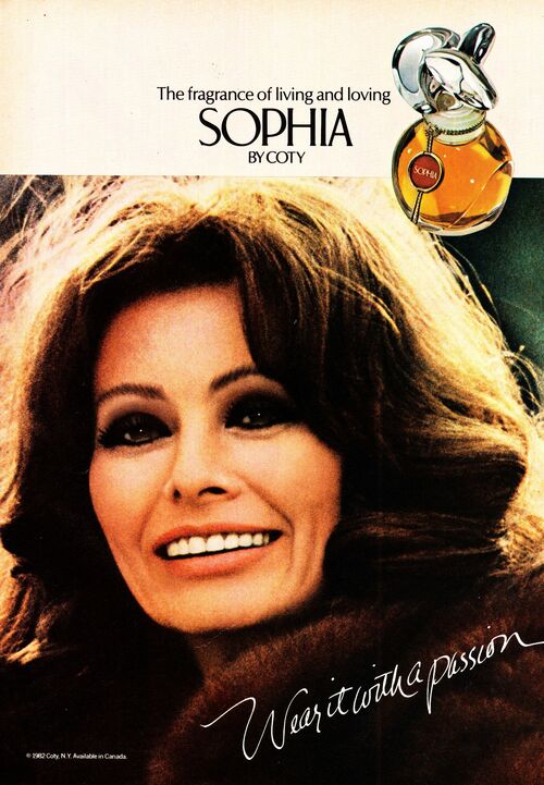 Năm 1981, Sophia Loren là minh tinh Hollywood đầu tiên sở hữu thương hiệu nước hoa riêng - Sophia, sau đó là thương hiệu mắt kính, theo Peoplepill. Ảnh: Rebecca Clifford - Pinterest