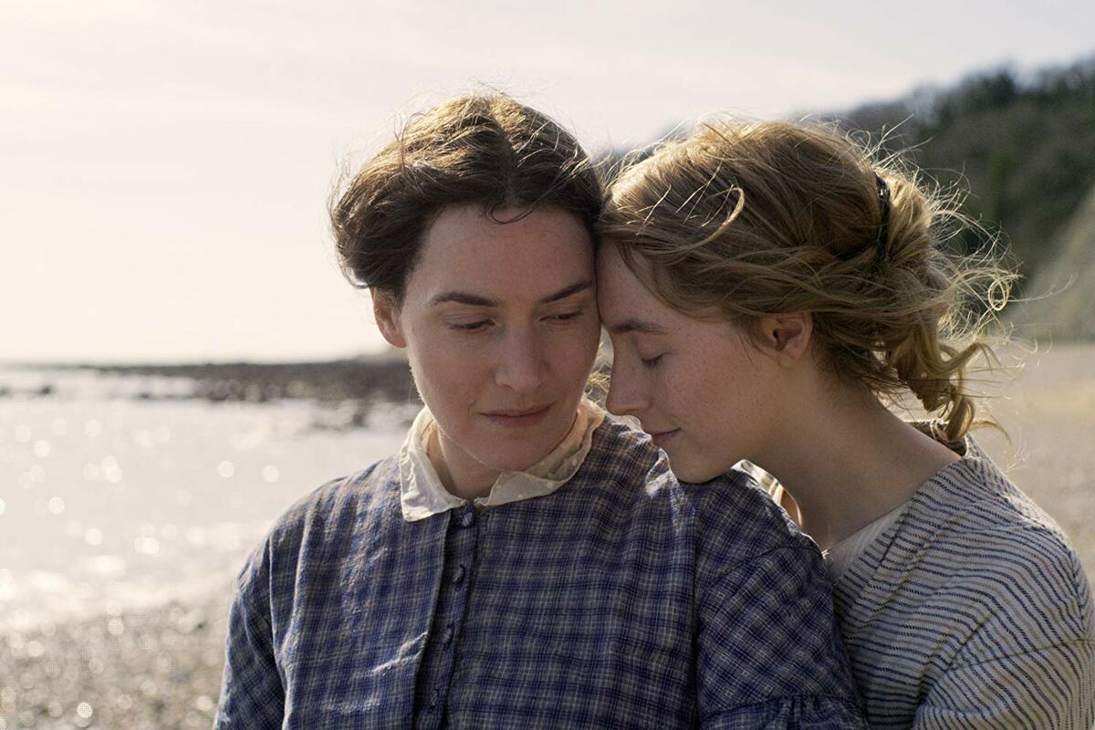 Kate Winslet (trái) và Saoirse Ronan trong Ammonite. Phim lấy bối cảnh những năm 40, nước Anh. Mary Anning (Winslet) và cô gái trẻ Charlotte Murchison ( Ronan) quyết yêu nhau và vượt qua định kiến thời đại. Indiewire cho biết Winslet có nhiều cảnh thân mật bạn diễn. Ảnh: IndieWire.