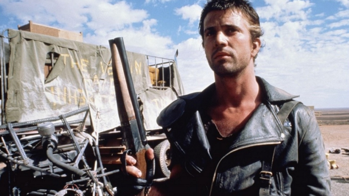 Từ năm 1979 - 1985, Mel Gibson đóng phim tại Australia, vào vai Mad Điên trong ba phần Mad Max, George Miller đạo diễn. Nhân vật của anh là mẫu người hùng thầm lặng, sinh tồn với những băng đảng tàn ác giữa thời hậu tận thế. Tạo hình nam tính, tính cách ngang tàng của nhân vật thu hút khán giả trên toàn thế giới, giúp Gibson lọt vào mắt xanh của các đạo diễn phim hành động Hollywood. Ảnh: BBC America.