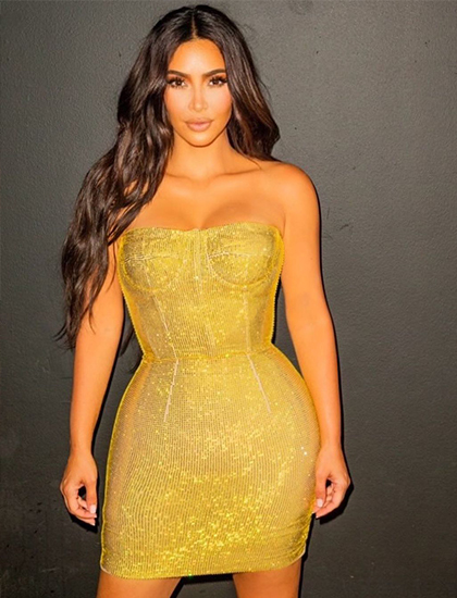 Kim Kardashian diện bộ đầm quây ngực màu vàng của hãng Dolce & Gabbana.