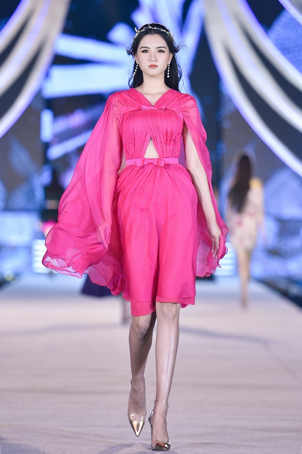 Thí sinh Tú Quỳnh diễn mẫu váy cape không tay, màu hồng neon.