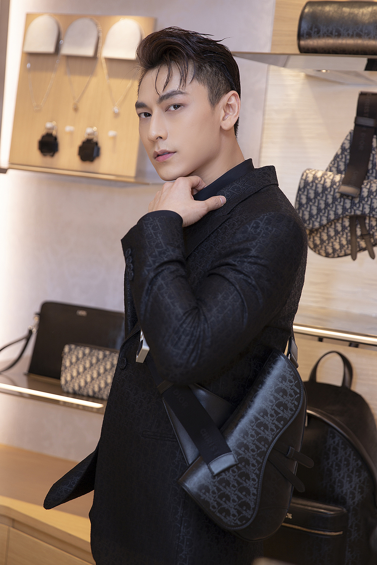 Nam ca sĩ thường xuyên chọn vest làm trang phục chủ đạo mỗi lần xuất hiện tại sự kiện, nhưng luôn biết cách làm mới mình khi phối hợp với các phụ kiện cá tính để hoàn thiện vẻ trẻ trung, năng động.