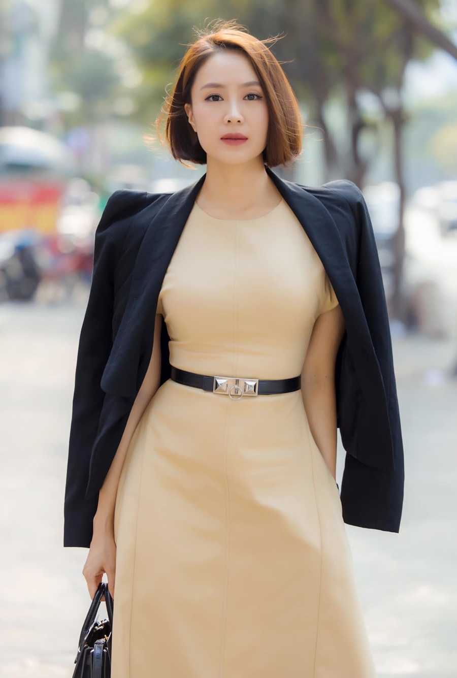 Cô chuộng phong cách mix áo khoác bên ngoài váy.
