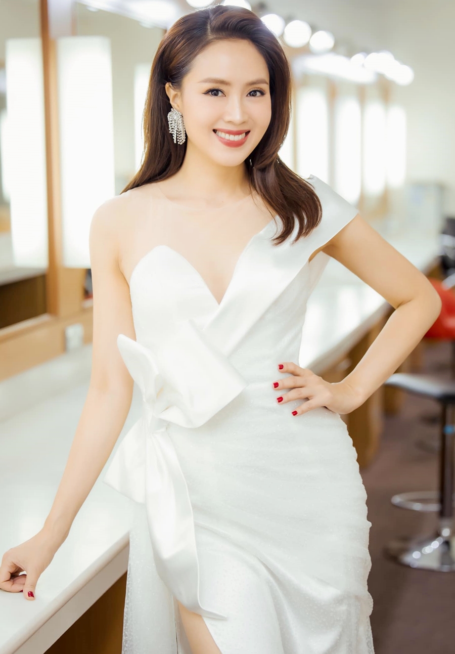 Hồng Diễm để tóc dài, diện thiết kế bất đối xứng khi tham gia ghi hình chương trình chào năm mới.