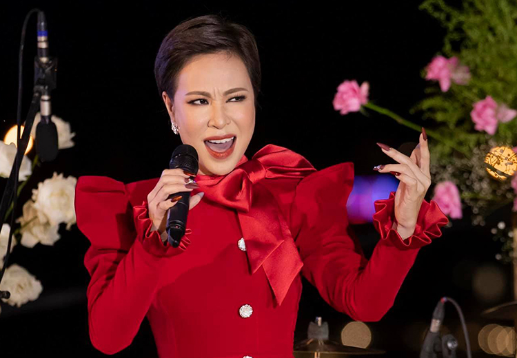Uyên Linh trình diễn bản hit Giữa đại lộ Đông Tây ở Đà Lạt hồi tháng tư. Ảnh: Uyên Linh Fanpage.