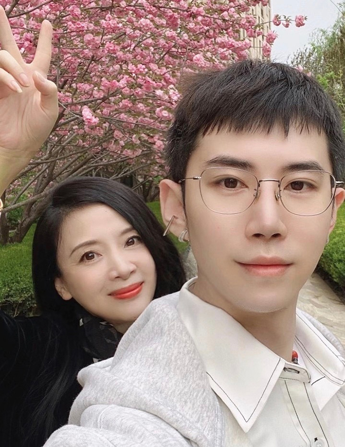 Long Tử Gia đăng ảnh bên mẹ hồi tháng 4. Ảnh: Weibo/Longzijia.
