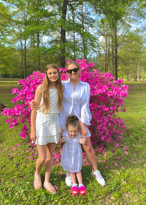 Jamie Lynn Spears (kính đen) và hai con gái. Ảnh: Jamie Lynn Spears.