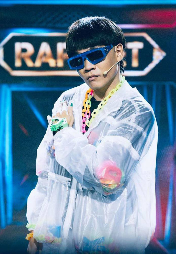 Wowy wears a costume designed by Nguyen Tien Truyen, made from PVC, accompanied by many colorful toy accessories with the intention of reminiscing about childhood. Photo: Vie