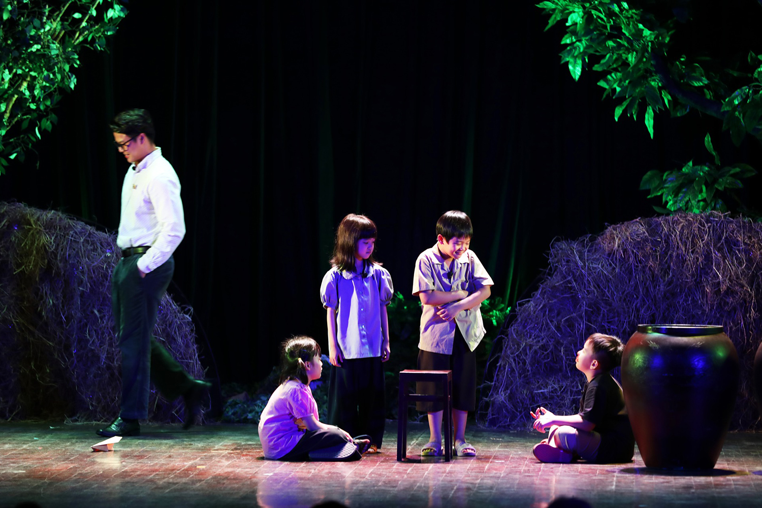 Võ Minh Lâm (trái) trong một phân cảnh của vở Cho tôi xin một vé đi tuổi thơ. Ảnh: Hồng Hạc